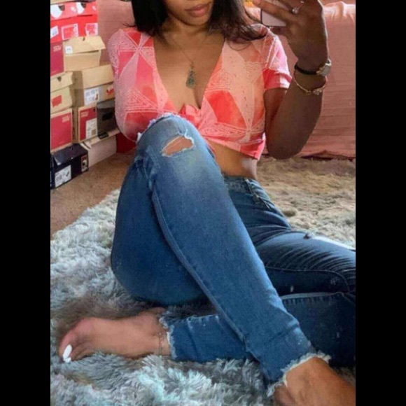 💋Pretty In Pinks 2-Tone Pinks Front Tie V Neck Short Sleeve Geometric Crop Top - Picture 2 of 5